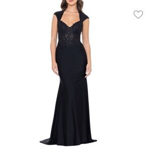 BETSY & ADAM Sweetheart Neckline Trumpet Gown